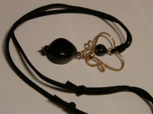 Handgjort, hamrat hjärta av bronstråd, med två stenar i onyx. Fejkmocka.