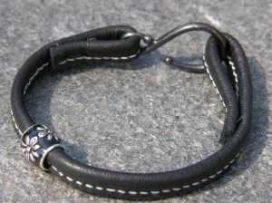 Armband av återanvänt läder, silverpläterad lackad metallpärla.