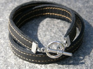 Armband av återanvänt läder (har varit en länsstol!).