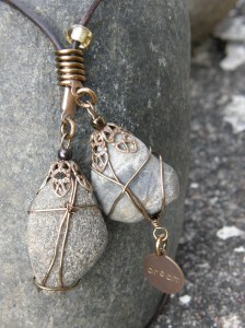 Detalj av halsband: strandfynd och Vintaj Natural Brass!