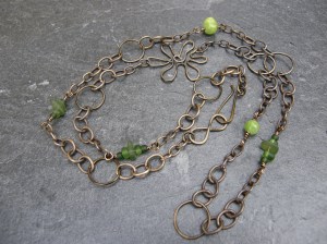 Halsband av Vintaj Natural Brass (färdig ked plus handgjorda delar), grön jade och returglaspärlor.