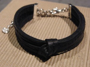 Armband i återanvänt läder (den gamla länsstolen!).