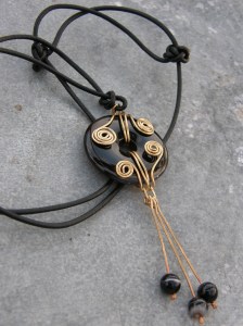 Halsband med onyx-rondell och mässingsdetaljer.