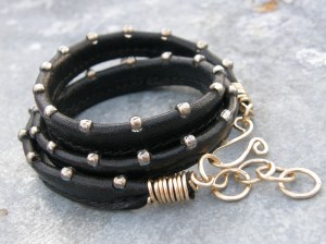 Armband i återanvänt läder (det här var en gång en bit av en länsstol!), fastsydda japanska glaspärlor, och handgjort lås i mässing.