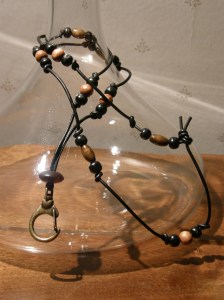 Nyckelband, träpärlor på läderband.