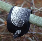 Armband i återanvänt läder och laxskinn. 