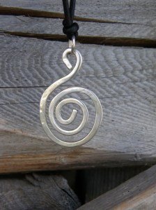 Sterling silver, lädersnöre.