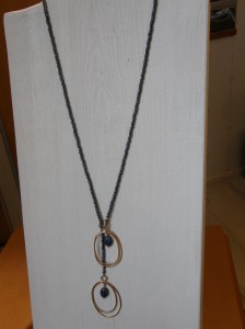 Tjeckiska glaspärlor, coh hängen av ihoplödd bronstråd. Stenar: sunset dumortierite.