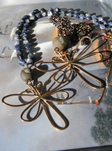 Bronstråd, egna keramikpärlor. Kopparkedja, och sodalit på blå vaxad lintråd.
