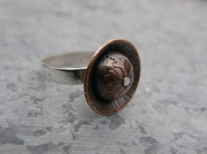 Ring i sterlingsilver (av 1 mm:s silverplåt), etsad, formad, patinerad, polerad och vaxad koppar. och 