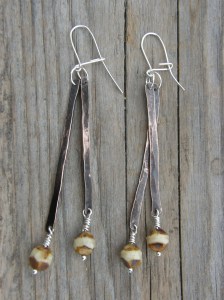 Hamrad, parinerad och lackad koppartråd, sterlingsilverkrokar. Tjeckiska glaspärlor.