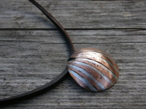 Koppar, silver, läderrem.