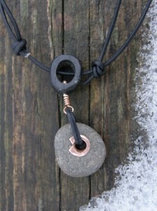 Ben, vanlig sten med kopparinlägg, läderband.