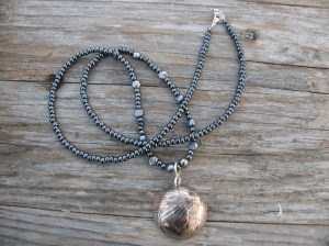 Koppar & silver, glaspärlor & sötvattenspärlor.