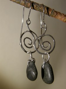 Natursten och sterlingsilver.