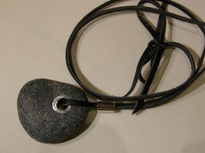 Trädgårdsprydnads-sten, sterlingsilver, läderrem.