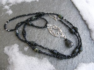 Hänge i sterling silver (hoplödd 1,5 mm:s tråd). Onyx och sardonyx, tjeckiska facetterade glaspärlor, norsk månstensdroppe.