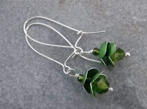 Grön provrörskork i aluminium, silvertråd, glaspärlor.  Green test tube cap in aluminium, sterling silver wire, glass beads.